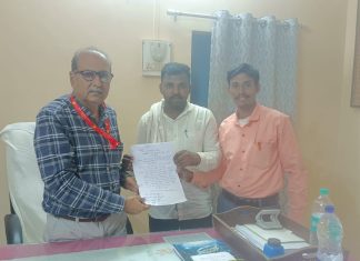 इजासन रस्त्यावर झुकलेल्या झुडूपामुळे अपघात होण्याची शक्यता