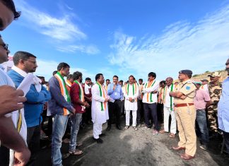 खान परिसरातील गावातील विविध समस्येबाबत काॅंग्रेसचे चक्काजाम आंदोलन