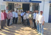 शासकीय कामकाजाची पाहणी करीत असताना सचिवांना मारहान