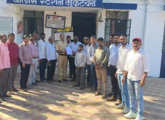 शासकीय कामकाजाची पाहणी करीत असताना सचिवांना मारहान