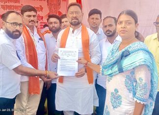 मनरेगा कंञाटी कर्मचाऱ्यांच्या मागण्यांसाठी आमदारांना निवेदन